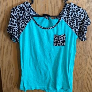 Teal/leopard print tee
